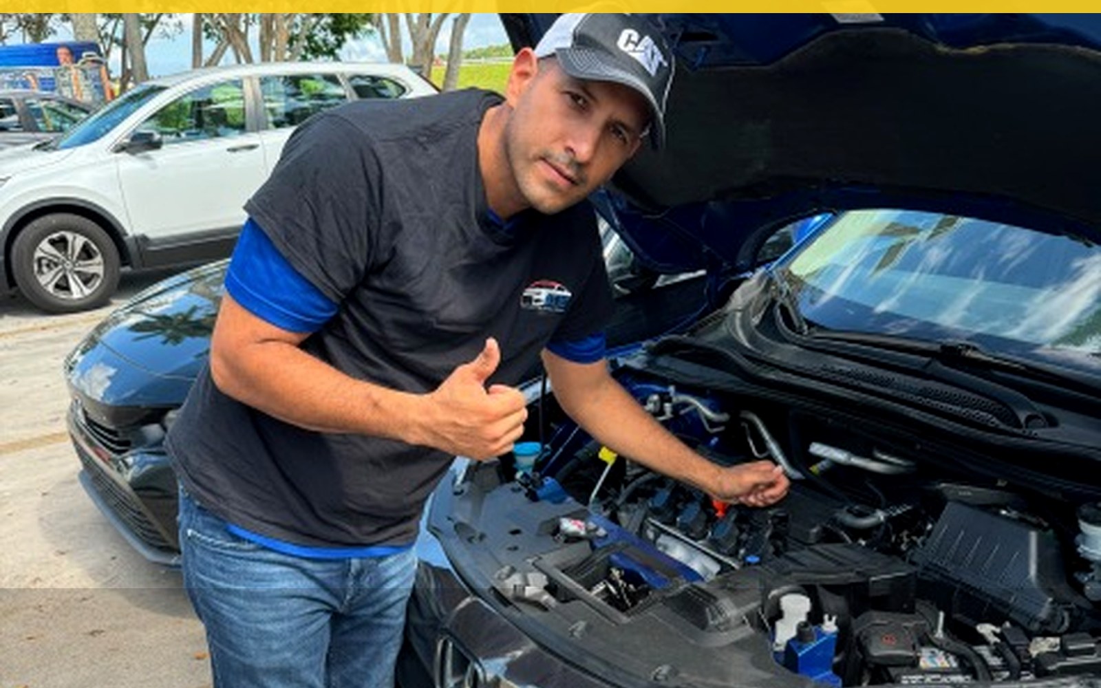 Diagnóstico mecánico en Honda con capó abierto